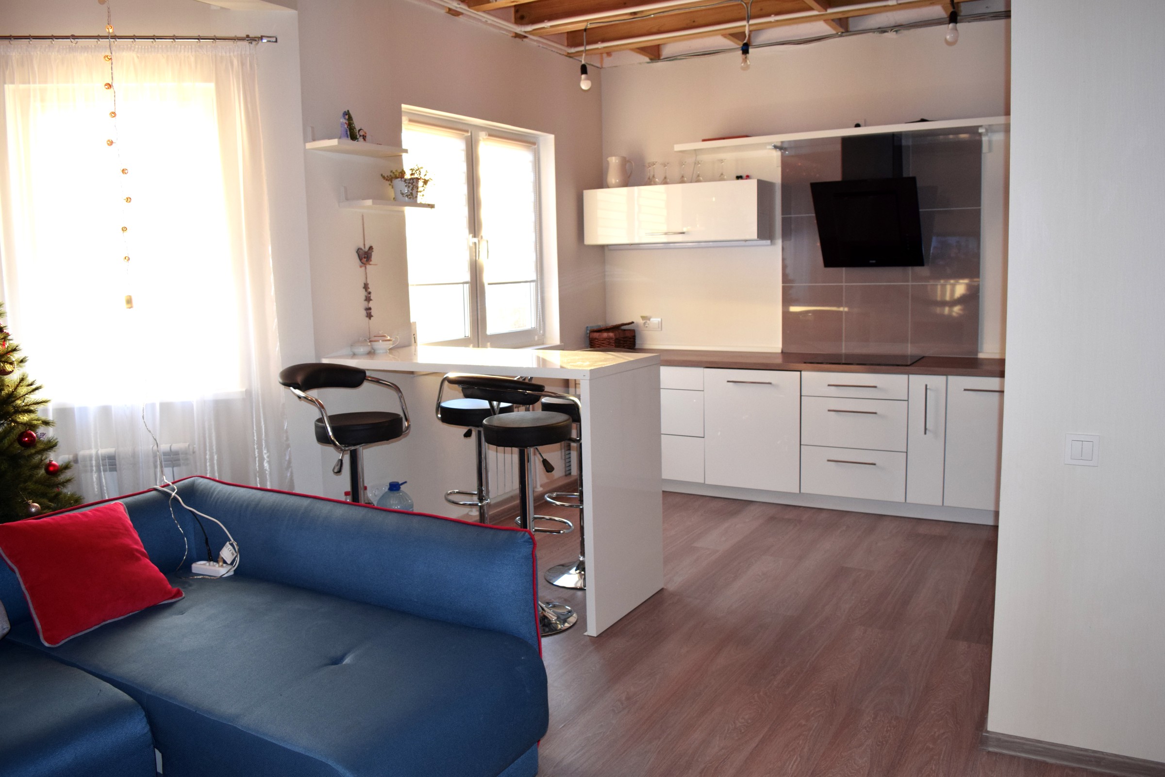 угловая кухня с барной стойкой в дом серая/белая