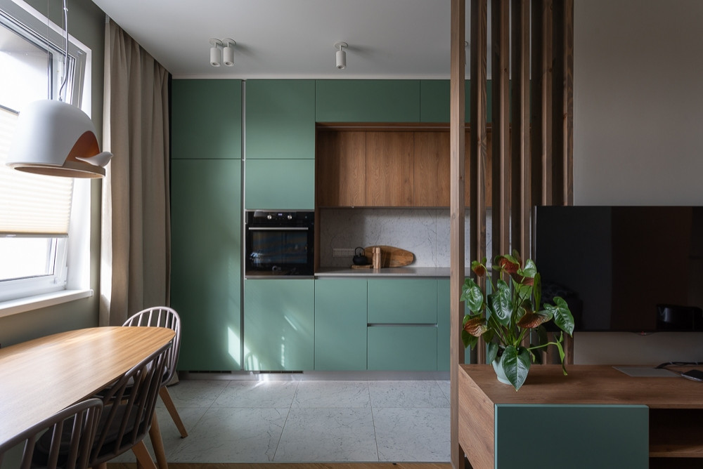 Кухонный гарнитур с фасадами в потолок от INTERIERNO