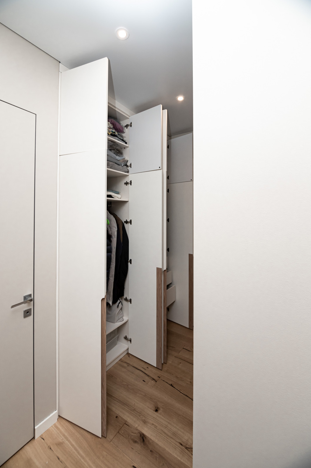 Гардероб и шкаф в прихожую в минималистичном стиле