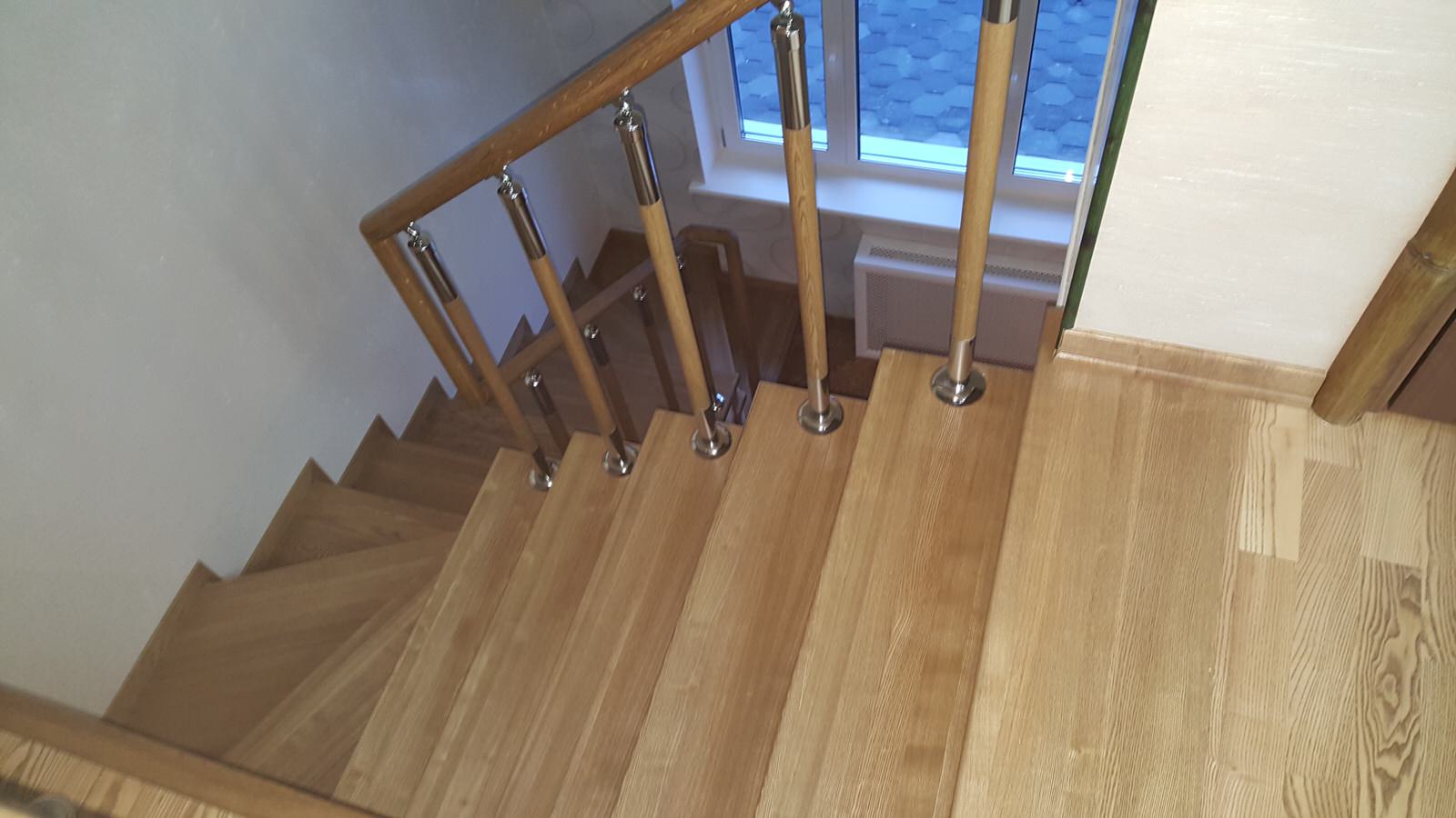 Обложка проекта: Лестница из ясеня на металлическом каркасе.