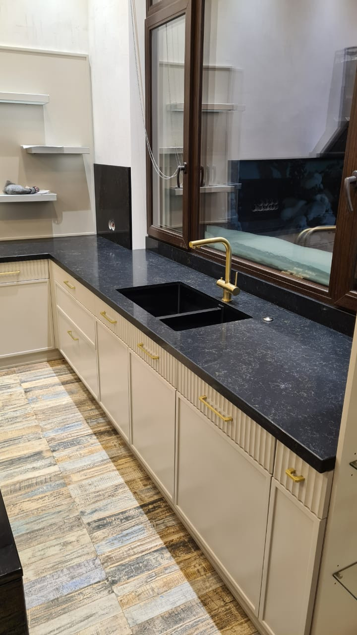 Обложка проекта: Столешница, остров и стеновая панель из кварцевого агломерата