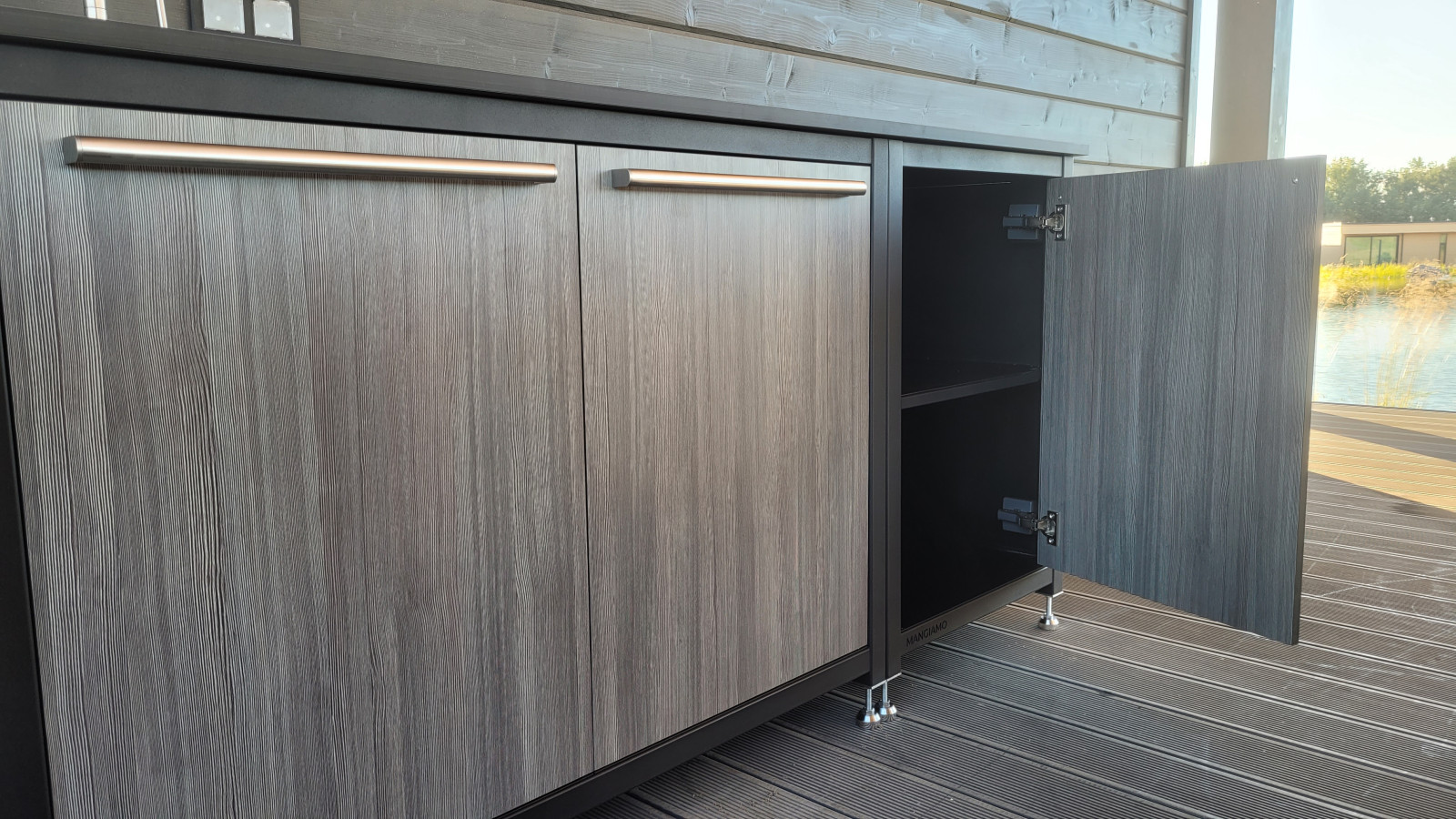 Уличная кухня на террасе у озера