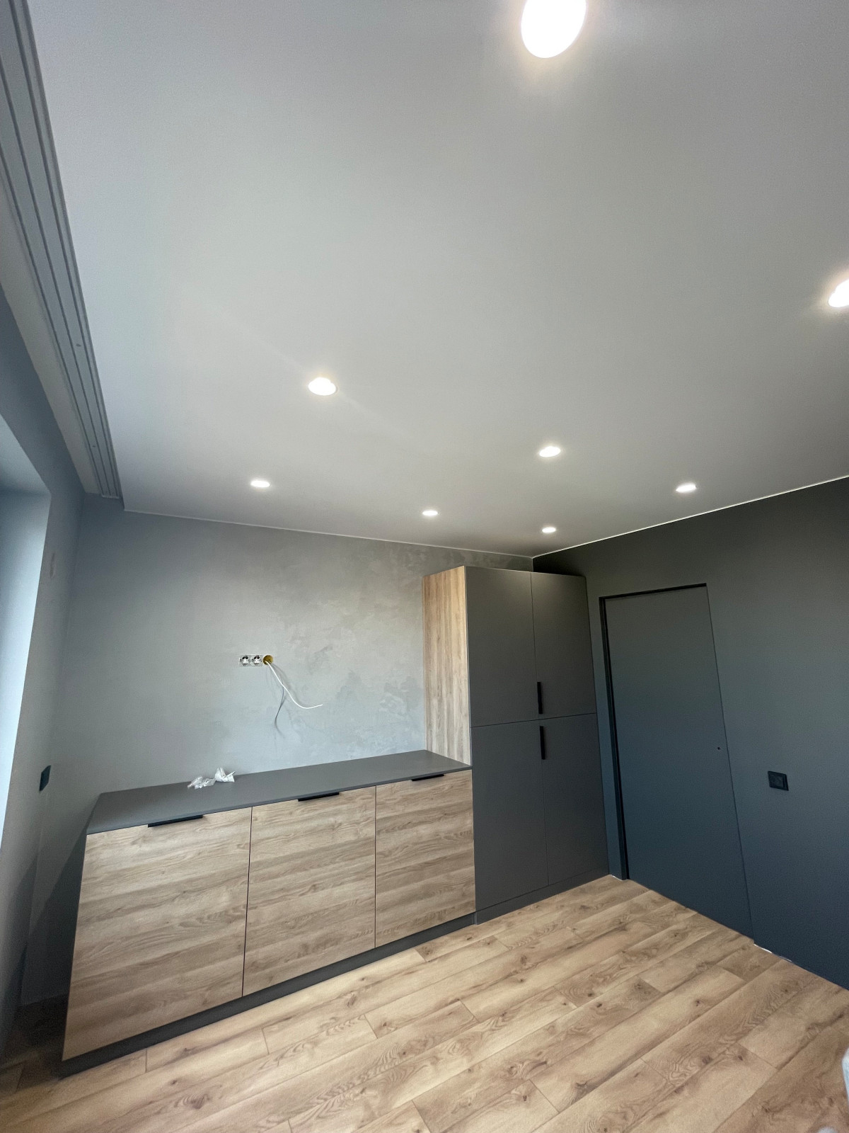 Теневые потолки и линейное освещение в ЖК Европейский берег