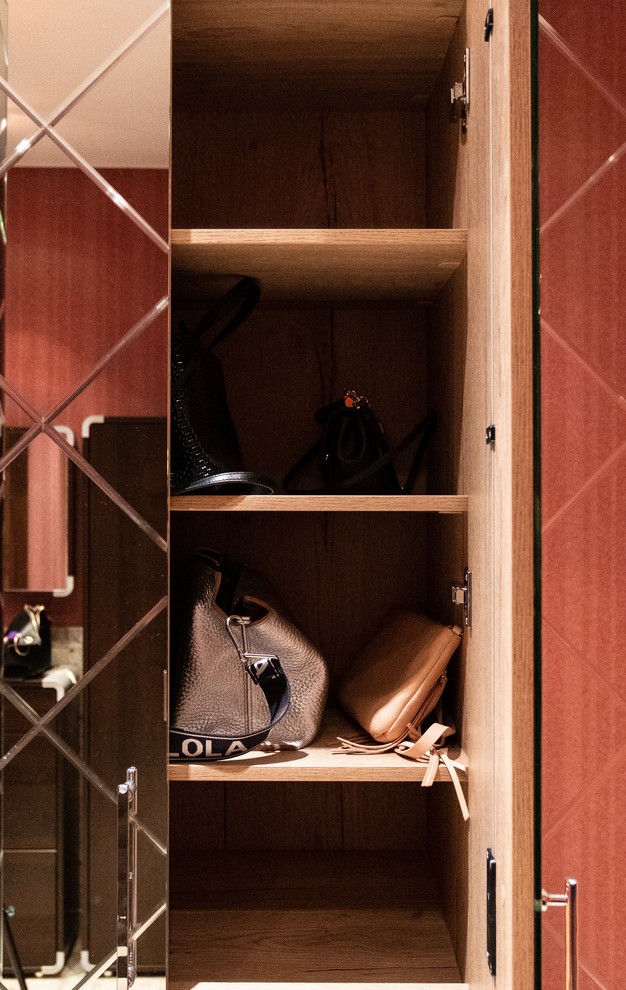 Распашной зеркальный шкаф raumplus