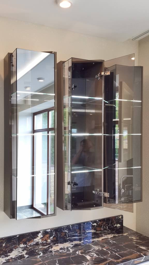 Кухонный гарнитур со стеклянными фасадами