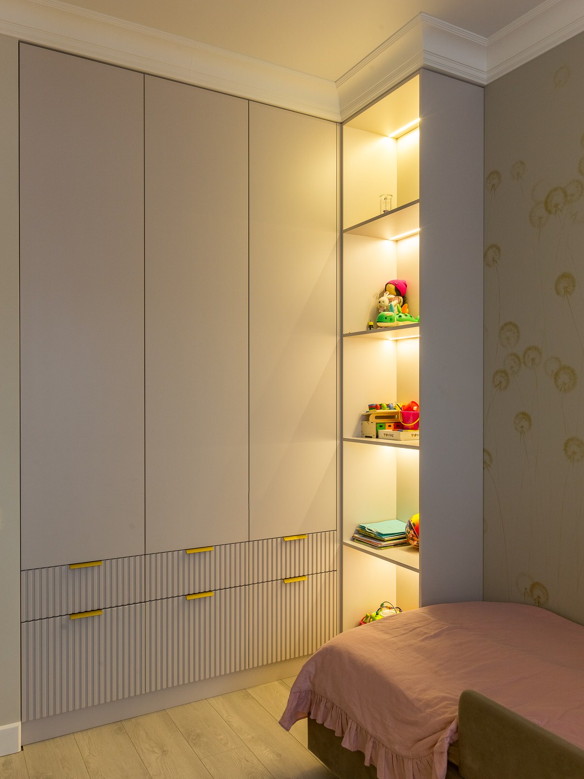 Шкаф с открытыми полками и подсветкой