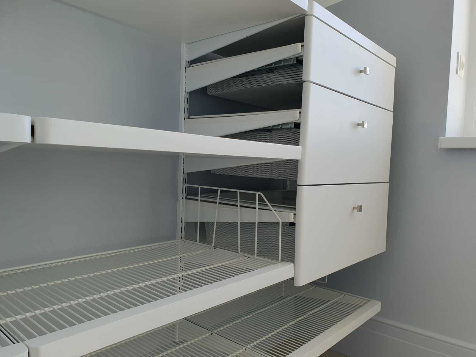 Гардеробная комната с элементами из дерева серии Decor