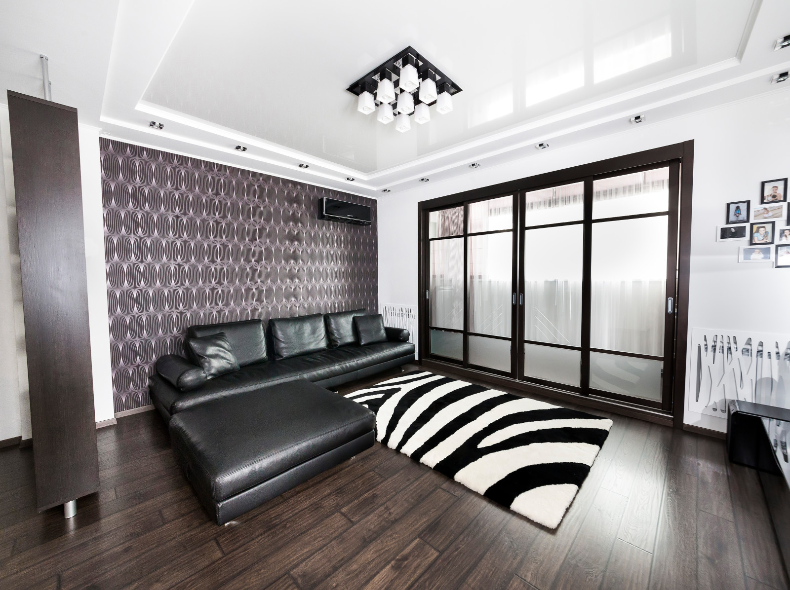 2-х комнатная квартира в черно-белых тонах с акцентами красного