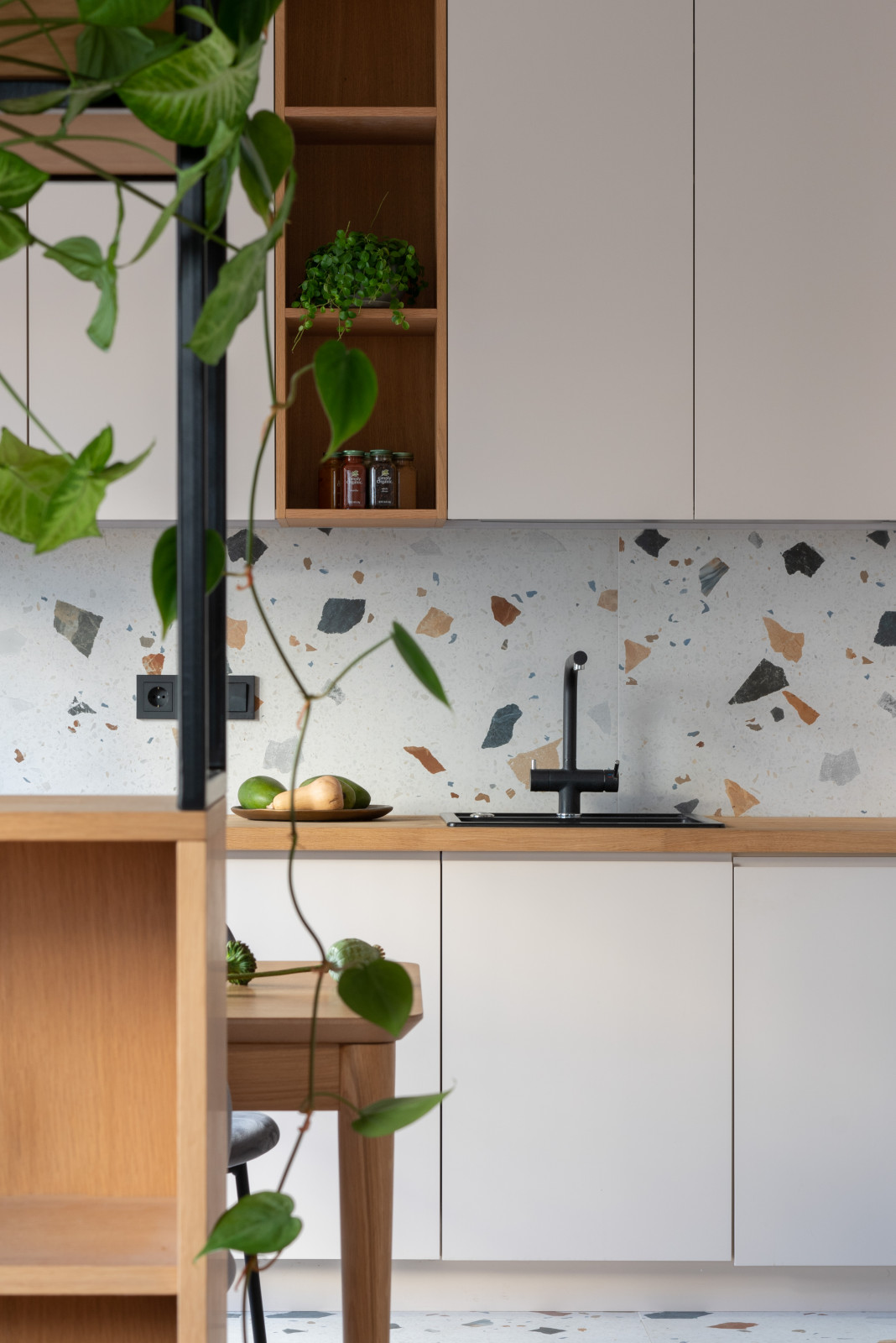 Двухкомнатная квартира с зеленой перегородкой в гостиной