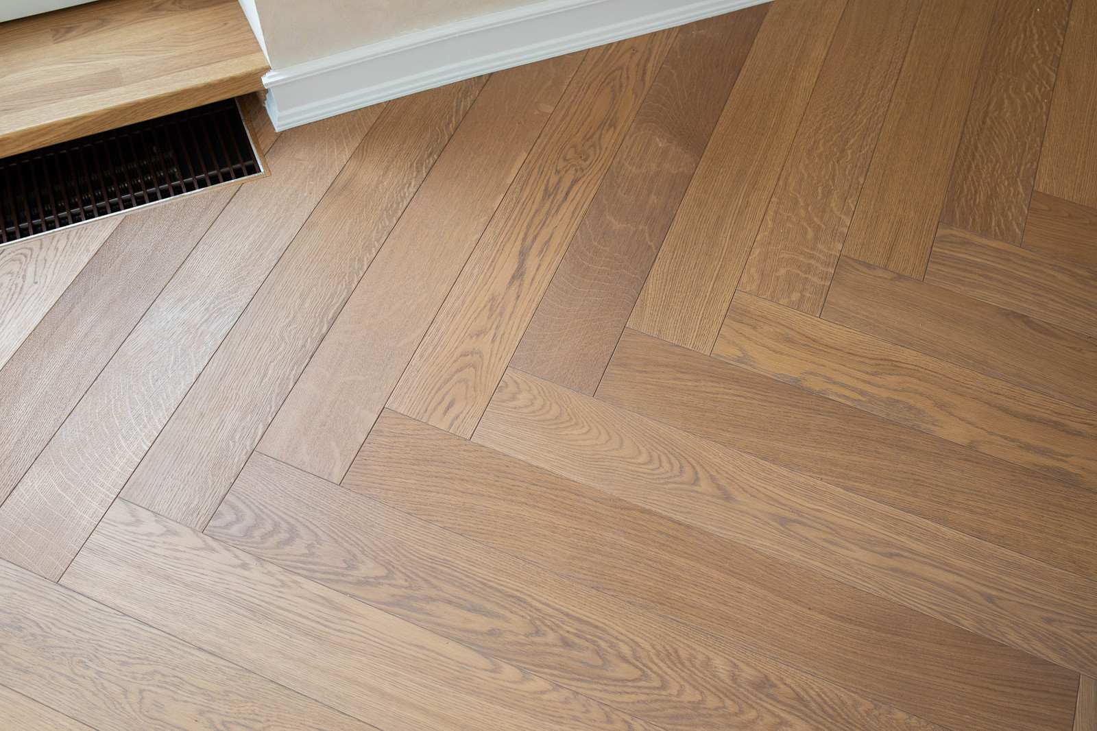 Венгерская ёлка, Дуб Натур 880 мм в частном доме Нагаево