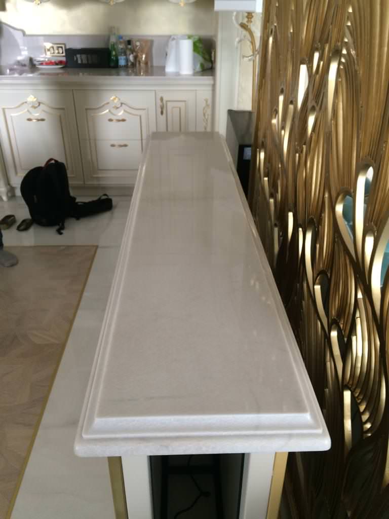 Столешница с подклейкой и фигурным фартуком из нат. кварцита Exclusive White
