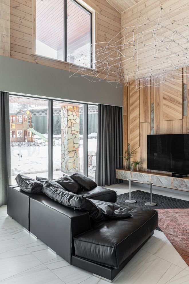 Камень внизу, дерево вверху.