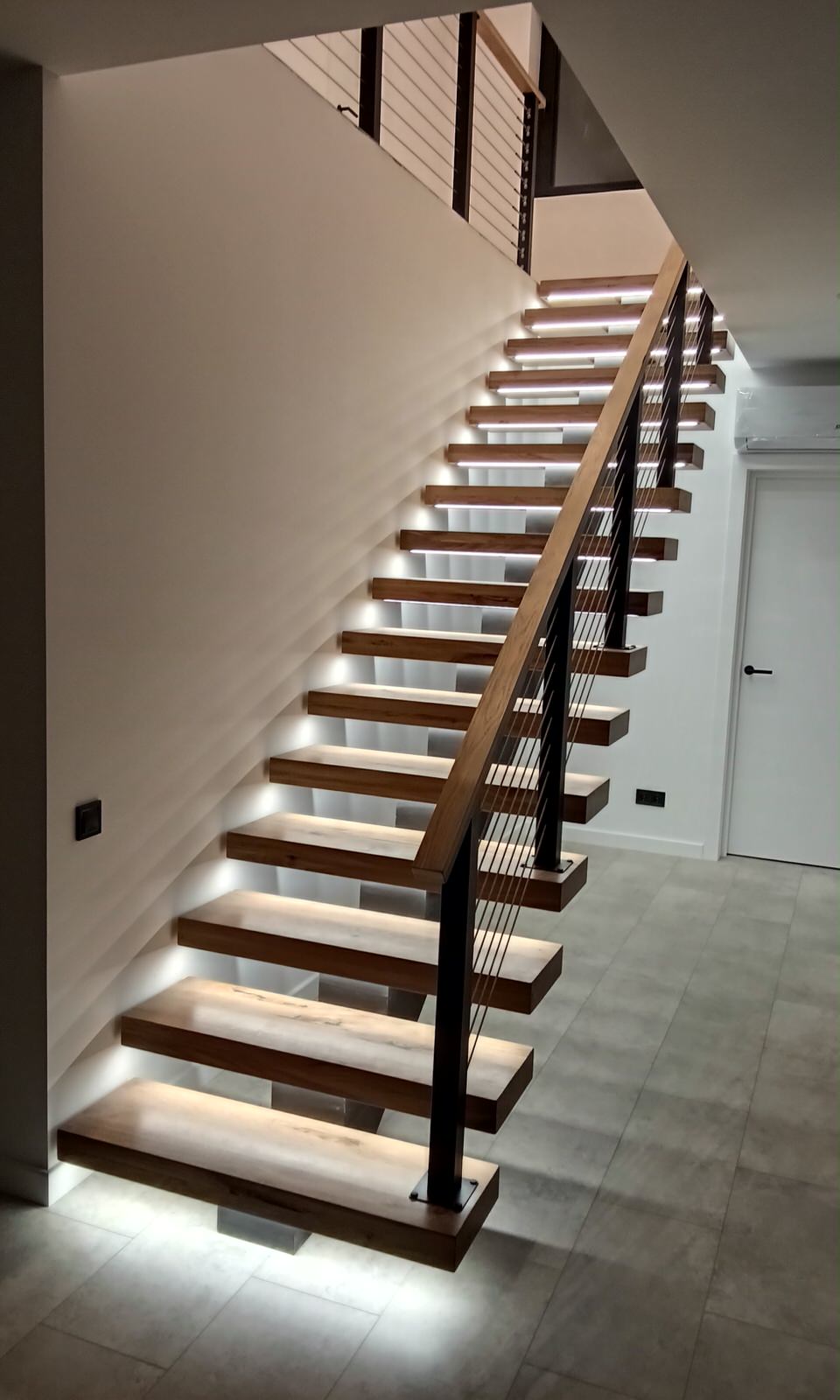 Обложка проекта: Лестница в стиле LOFT центральной балке