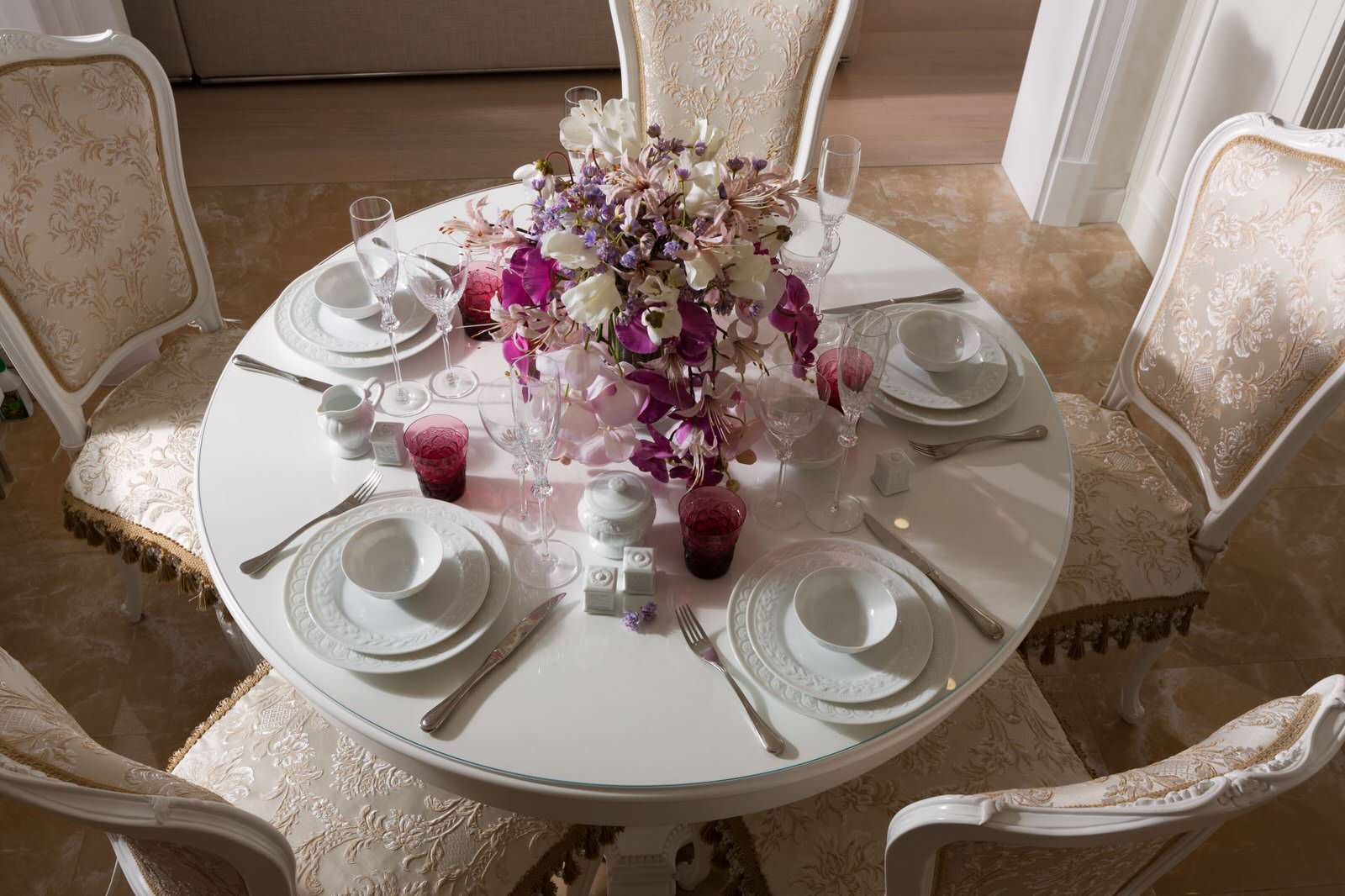 Интерьер светлой кухни-столовой от Mirt