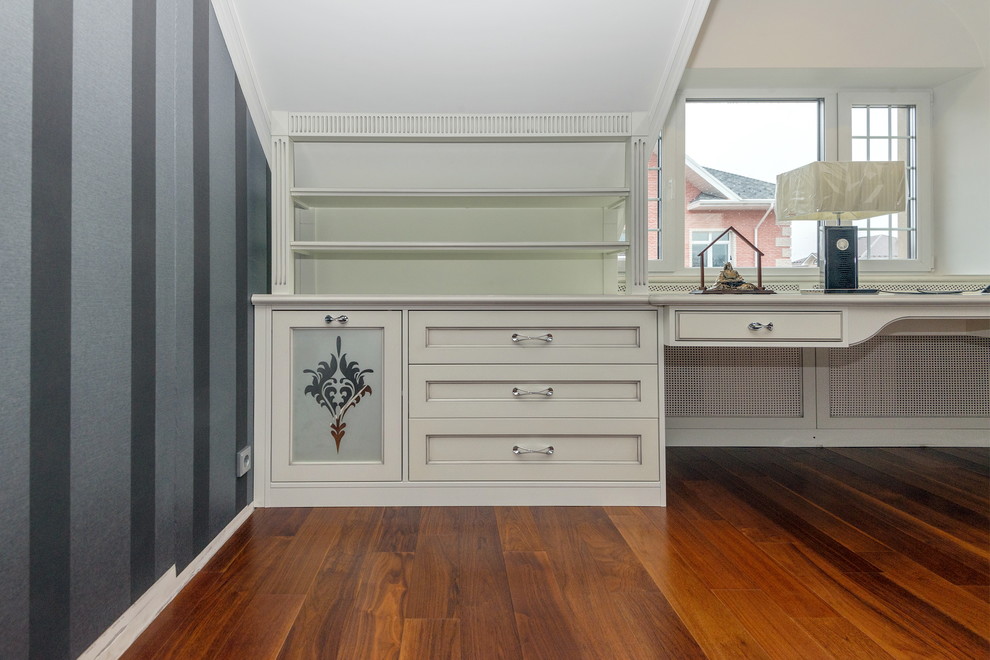 Мебель предметы интерьера в загородном доме.