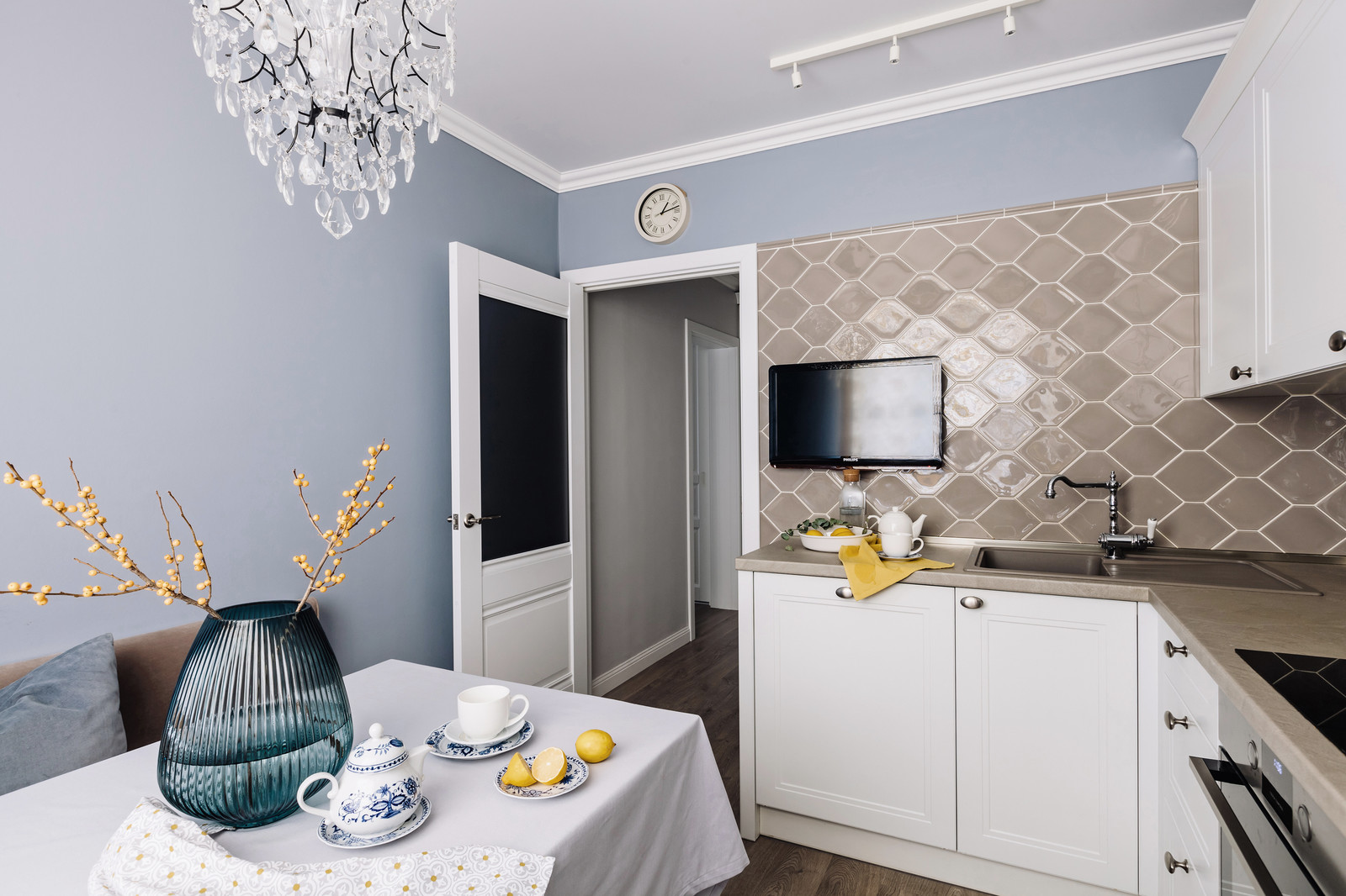 Белый, синий и капелька желтого