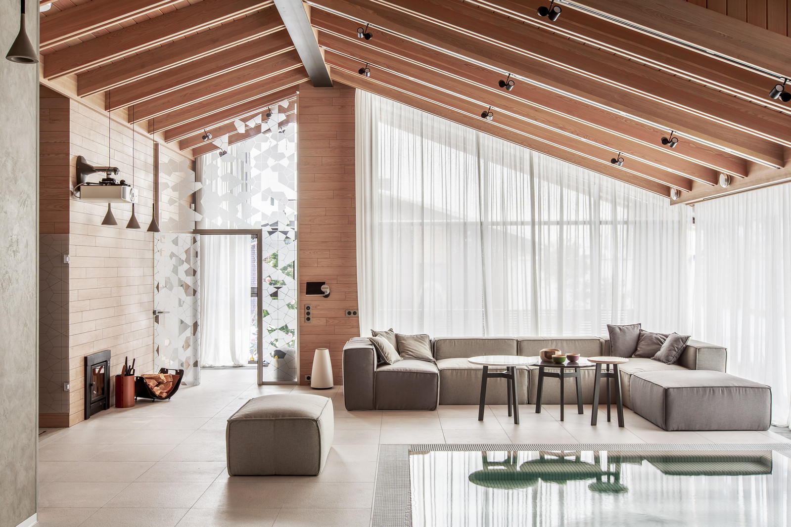 Бассейн в загородном доме