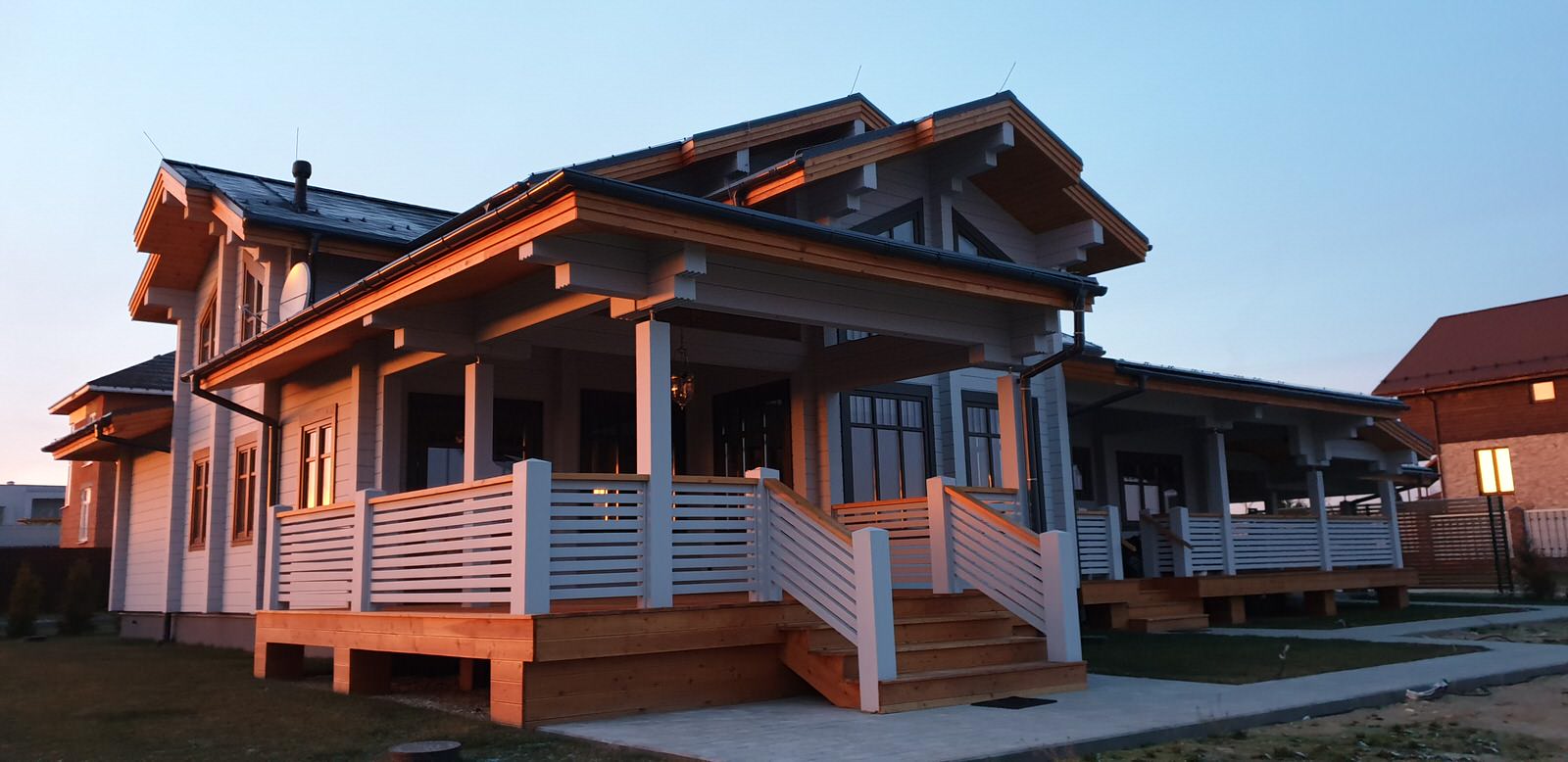 Дом из клееного бруса с навесом для машин 426 м.кв.