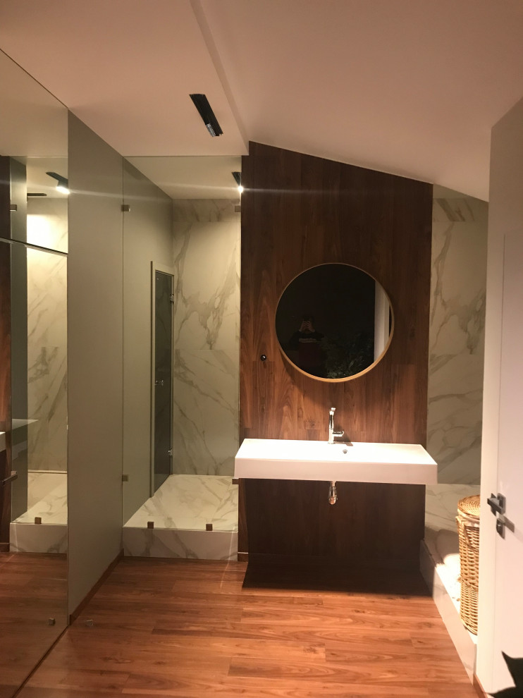 Стационарная перегородка из стекла отделяющая душевую зону от основной части сан