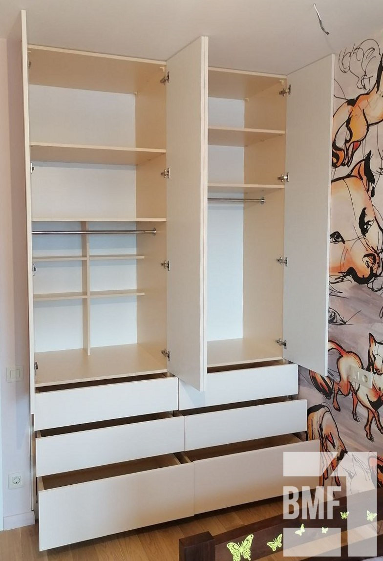 Распашной шкаф