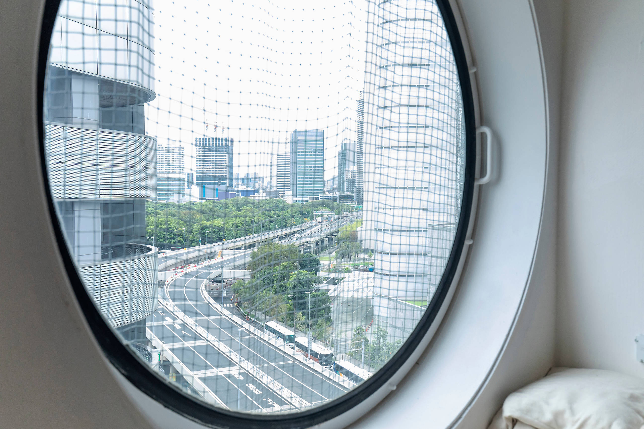 Houzz Япония: Квартира-капсула в знаменитом доме Кисё Курокавы