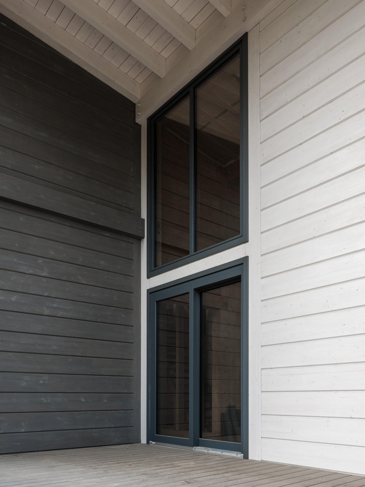 Трапецевидные окна, порталы и входные двери для современного дома