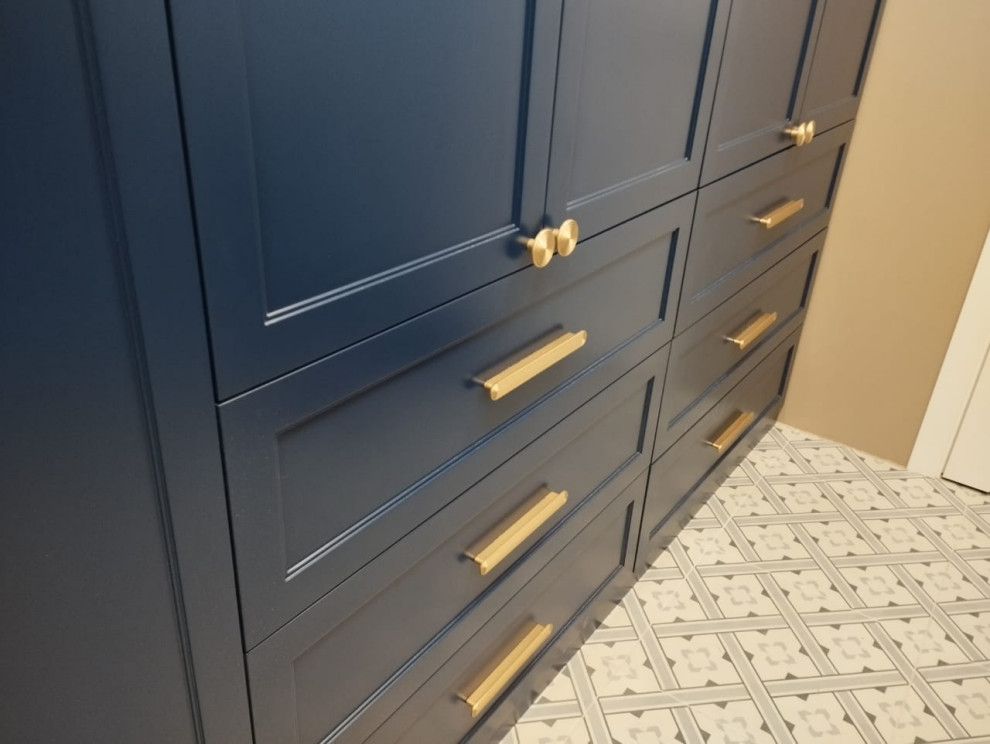 Шкаф распашной с ящиками.