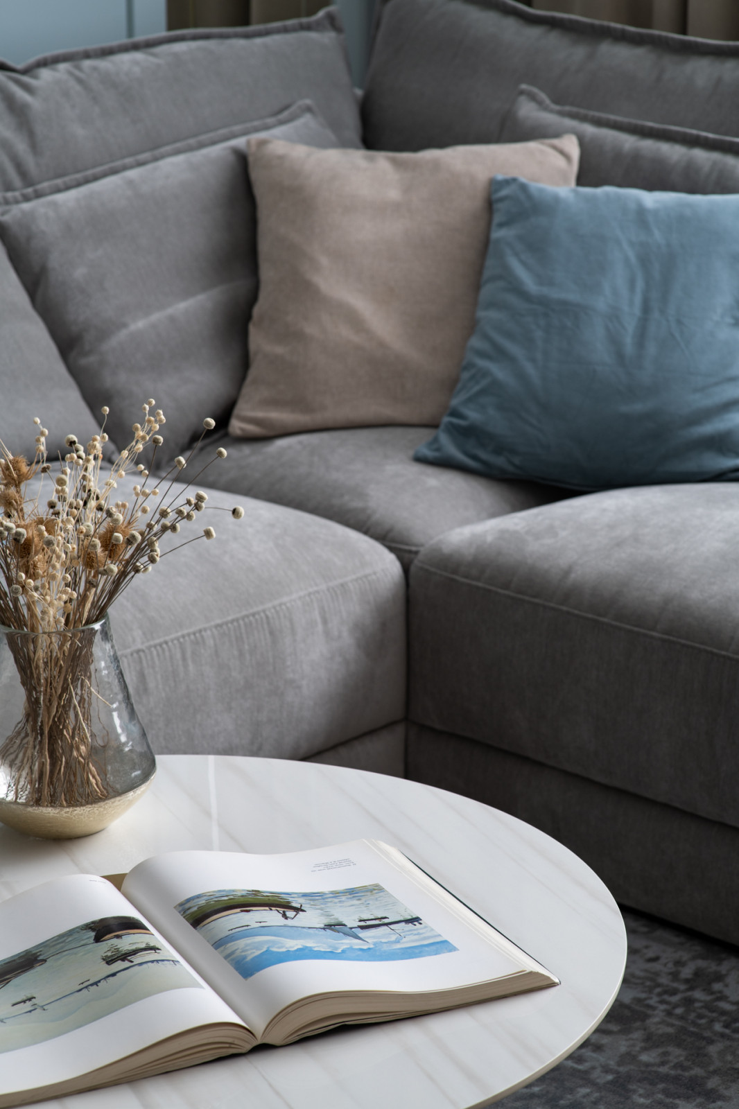 Журнал «Идеи Вашего Дома» назвал этот интерьер «обволакивающий уютом»