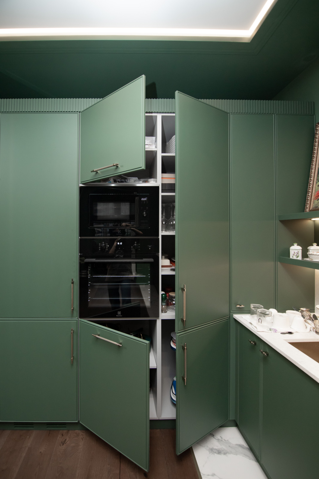 Стильная неоклассическая кухня в темно-изумрудном цвете