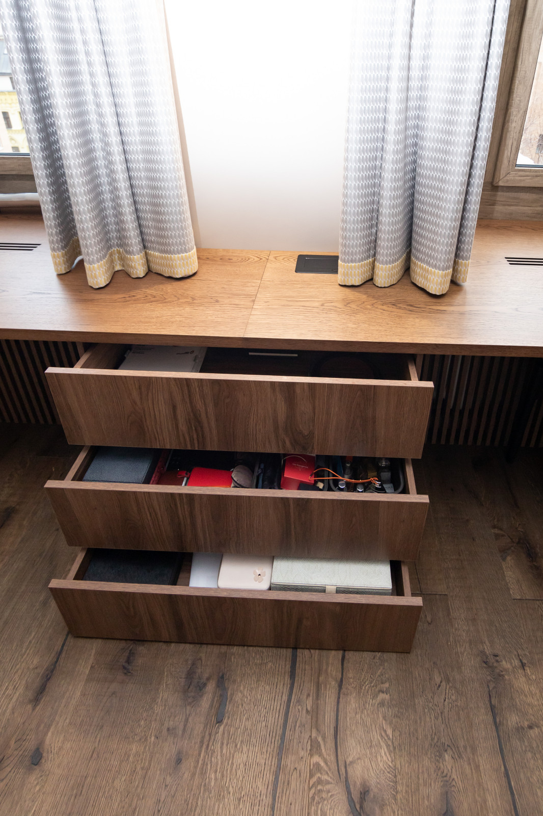 Меблировка спальни: шкаф, стеллаж и стол-подоконник