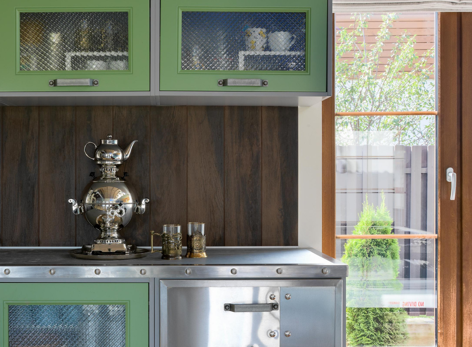 Кухня в зале с бассейном