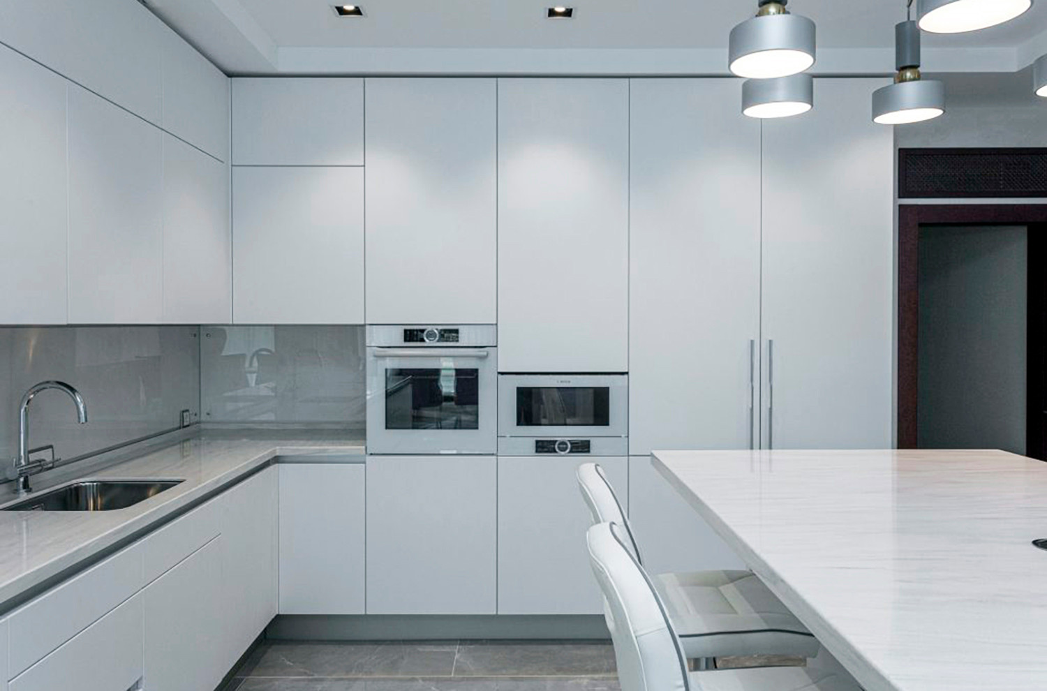 Белая кухня с белой столешницей