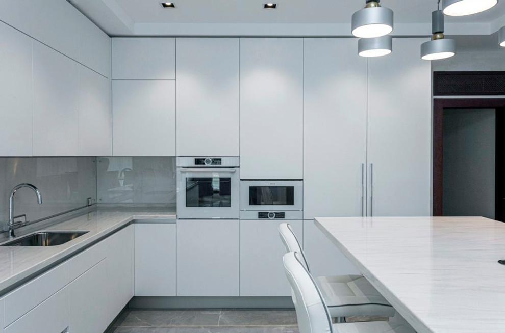 Белая кухня с белой столешницей