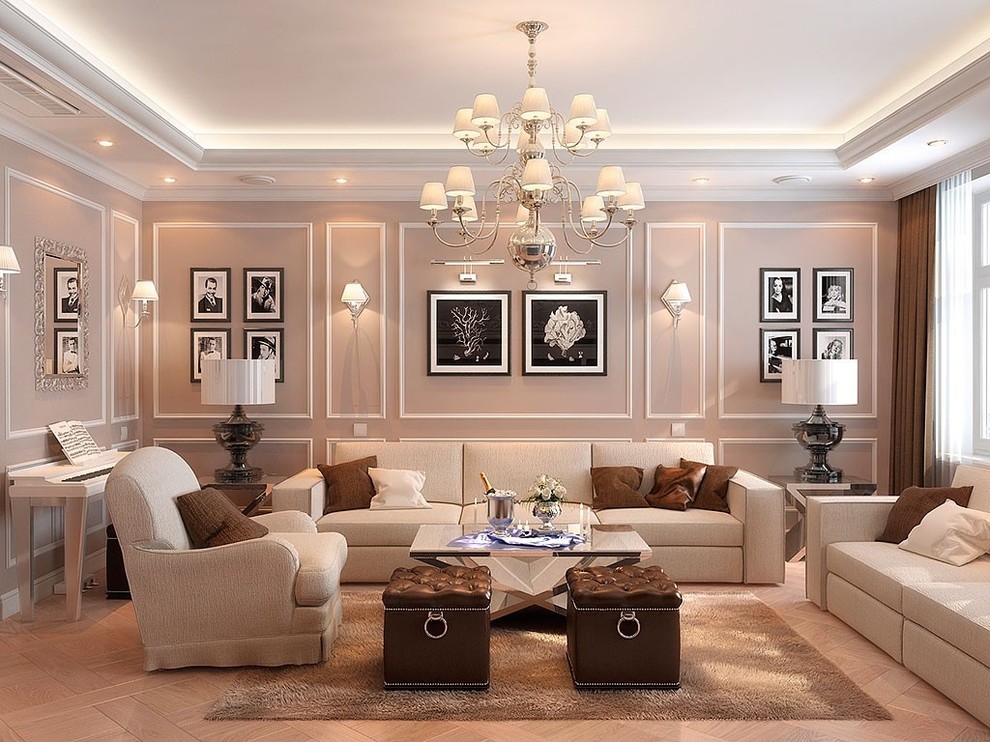 У Ростральных колонн