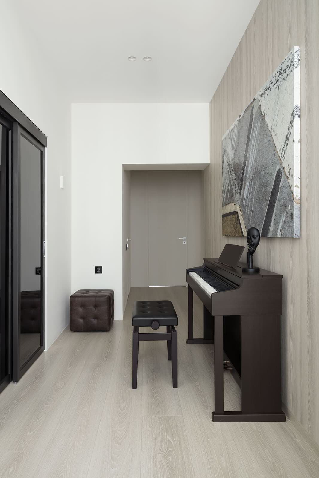 Обзор современной квартиры 170 квм. Полы без плинтуса. Двери в потолок.