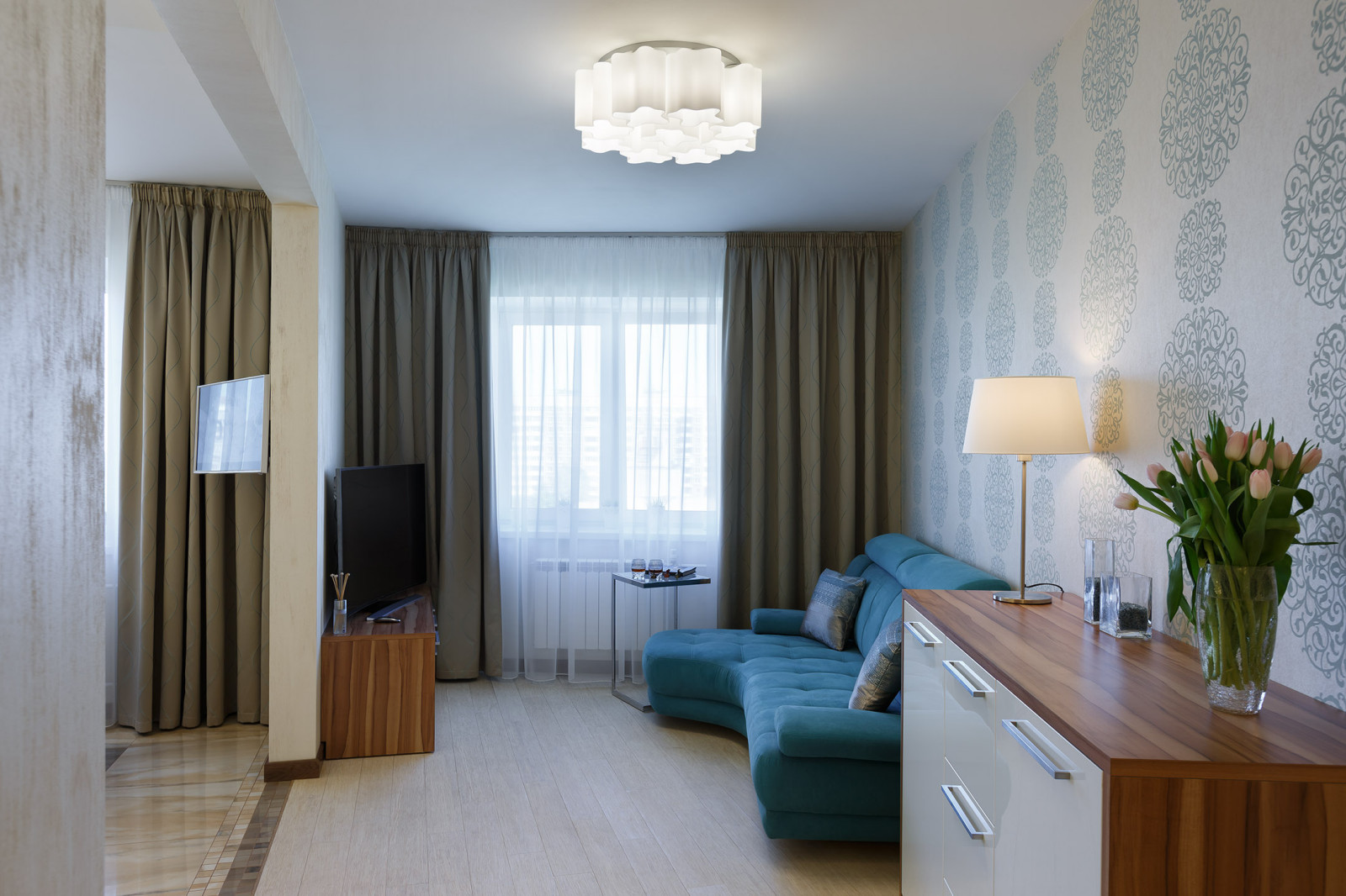 "Вокруг зеркальной колонны"