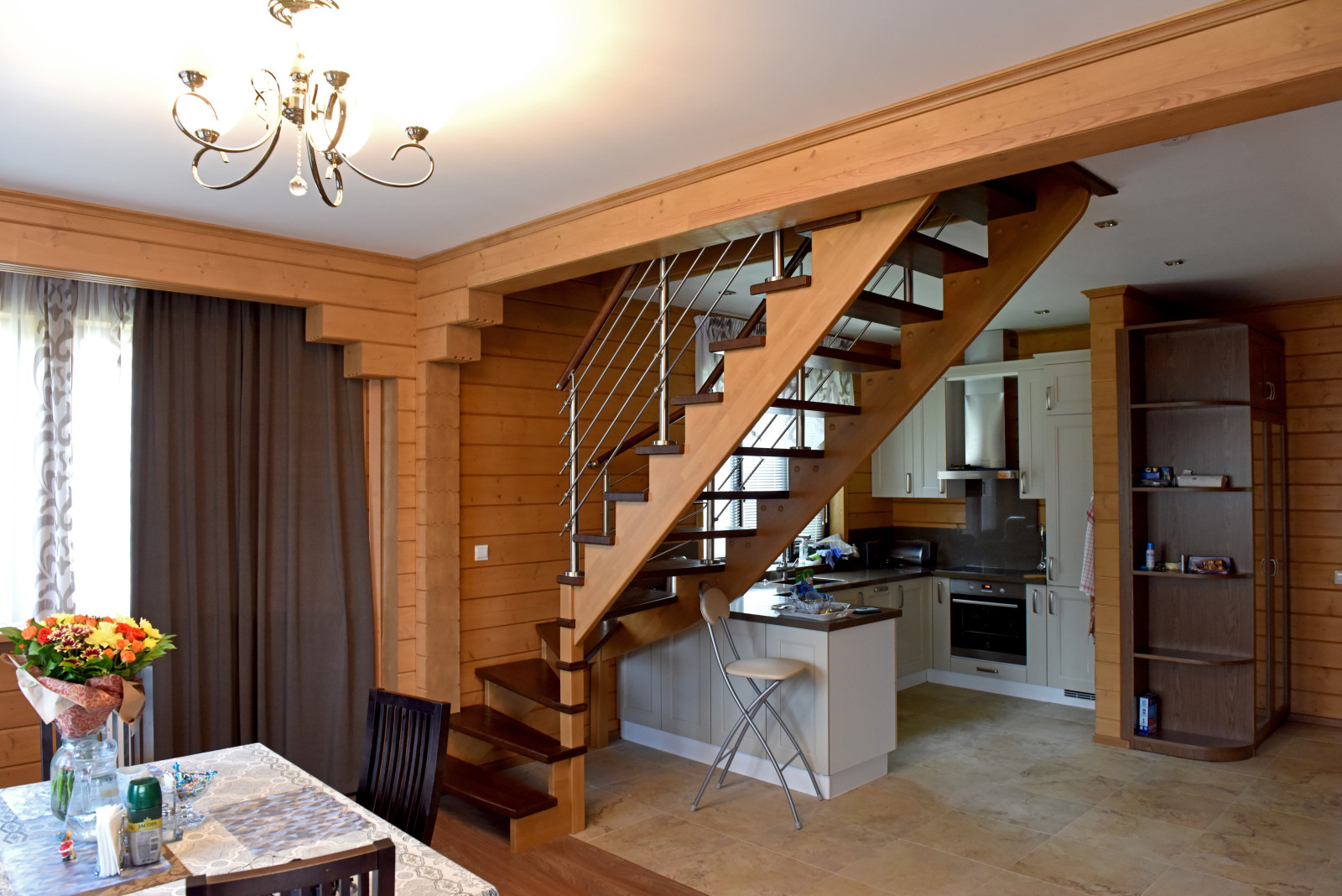 Реализованные проекты интерьеров в домах их клееного бруса