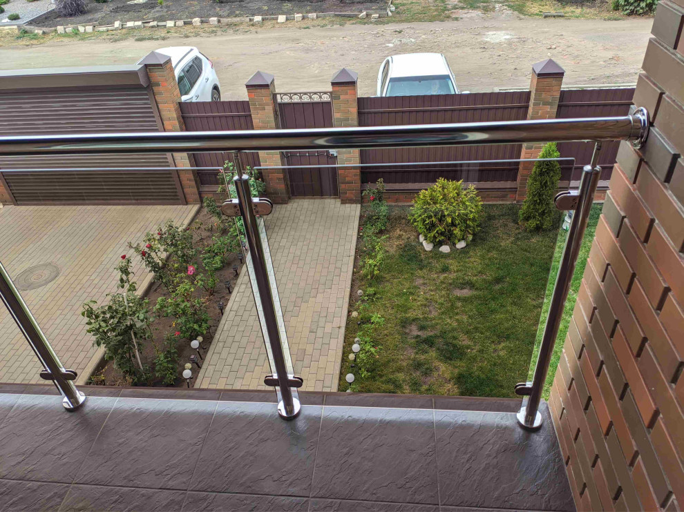 Балкон, ограждение - стекло на стойках