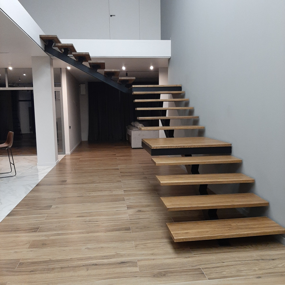 Обложка проекта: Лестница на монокосоуре с опорными столбами внутри стены из пеноблока