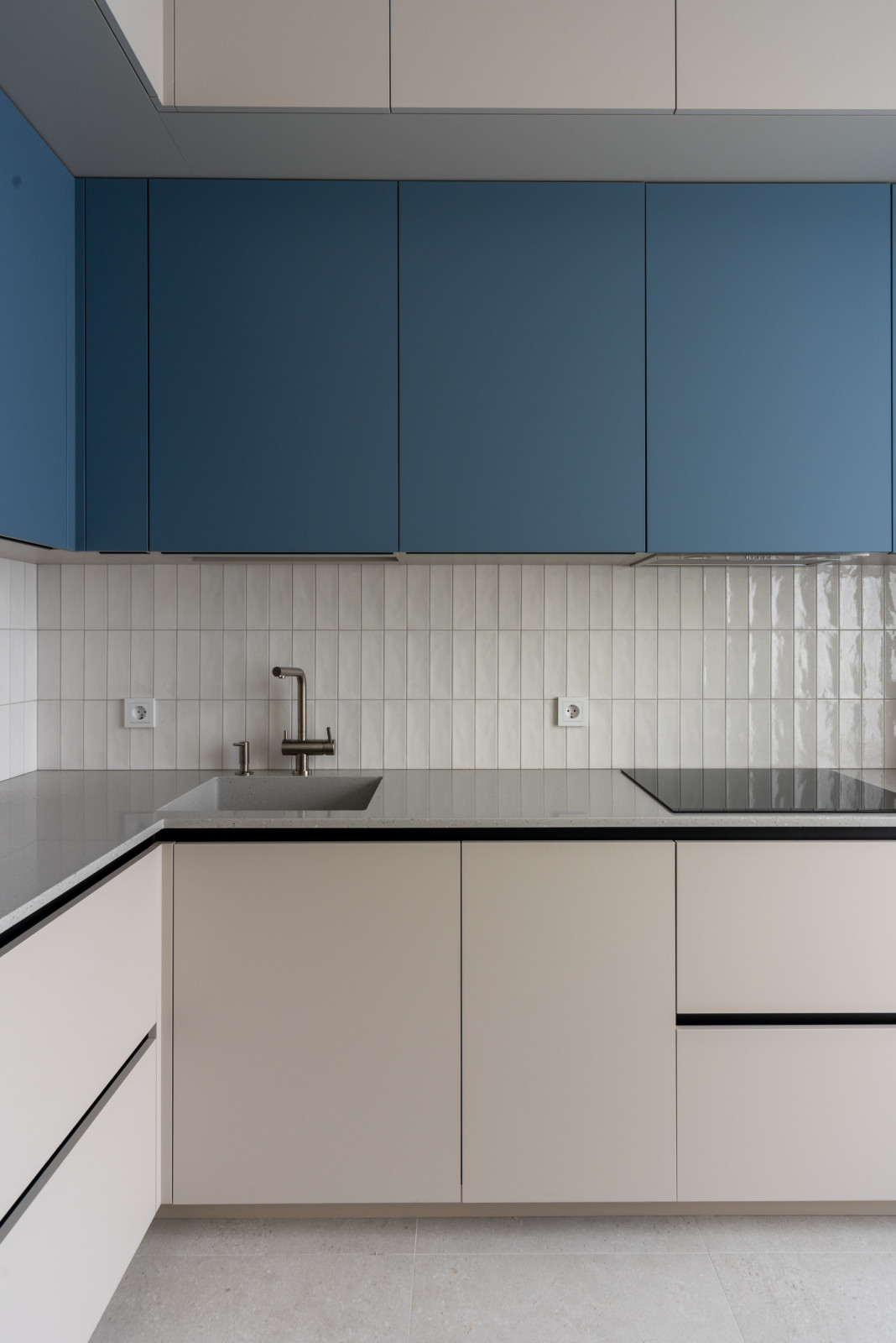 Двухуровневая угловая кухня