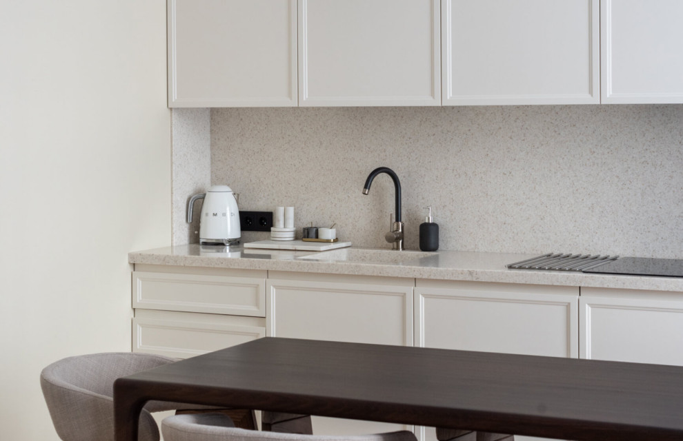 Кухня с гостиной в белом цвете