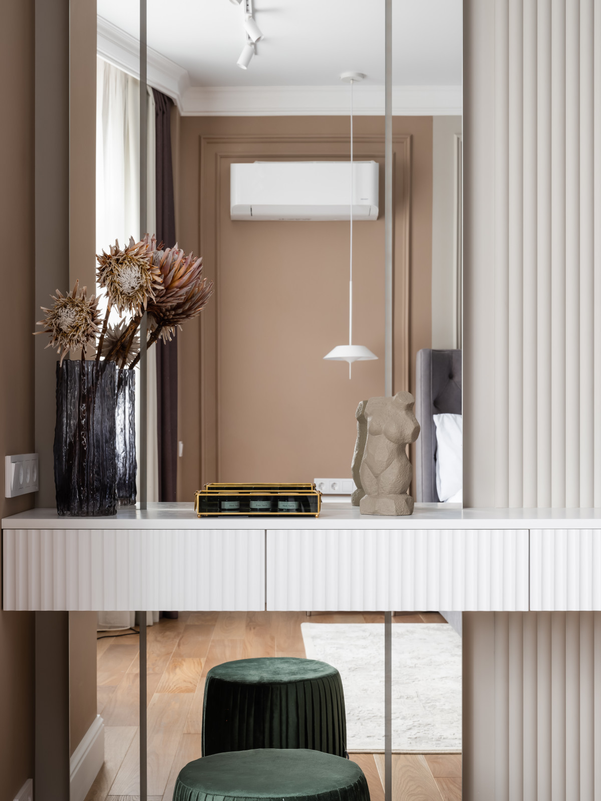 Реализация квартиры в стиле современная классика для семейной пары с ребенком