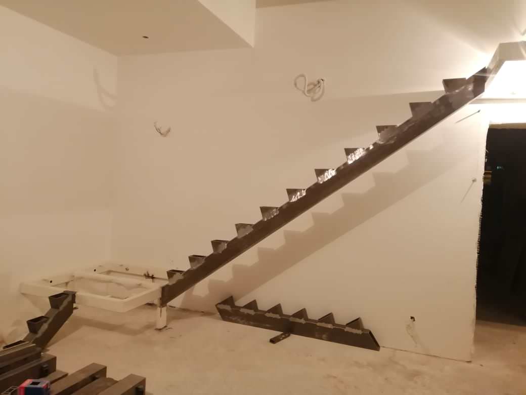 Лестница из массива с декоративной подсветкой