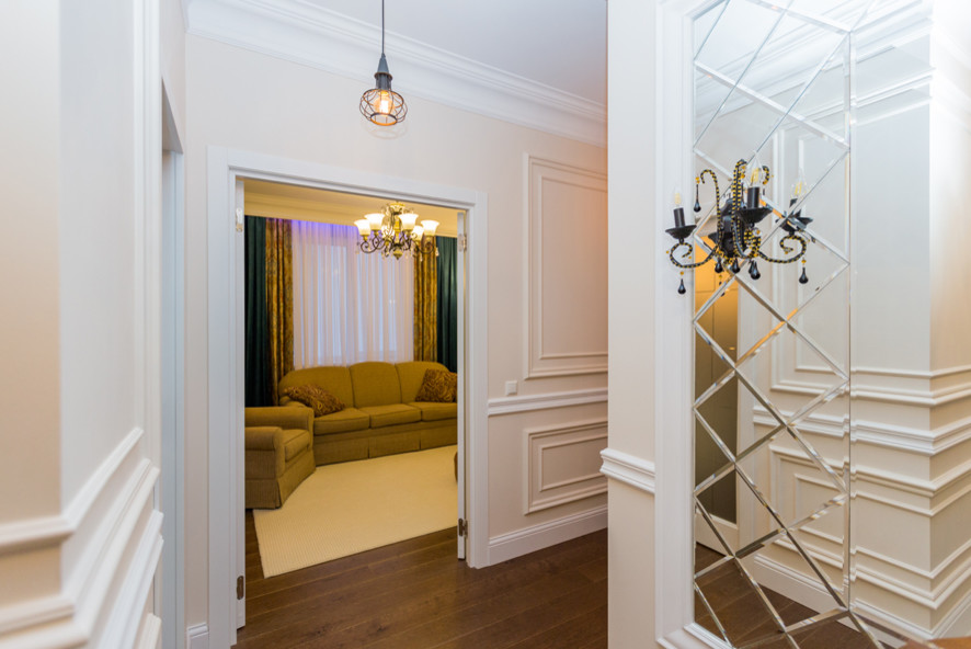 Кухня соединенная с гостиной зеркальным порталом. Реализованный проект