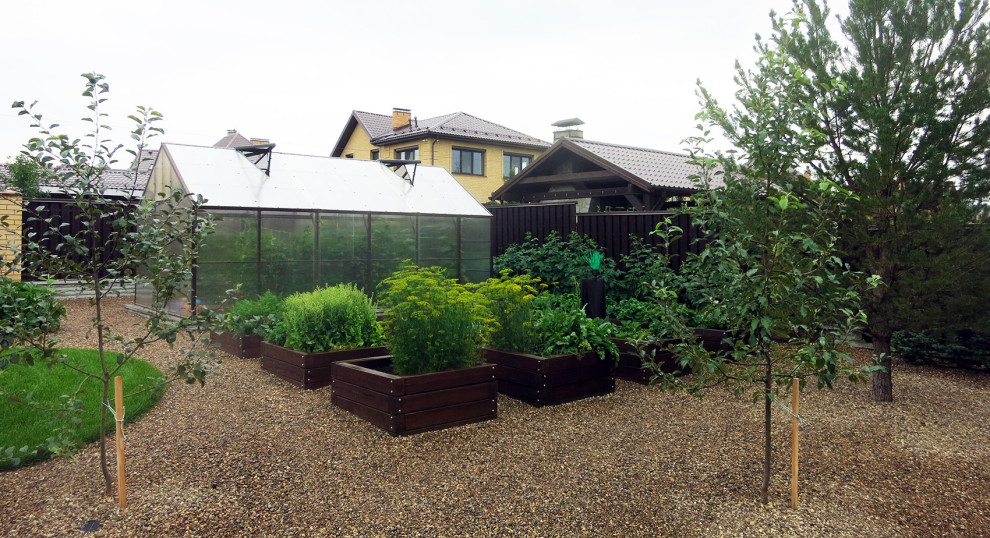 Элимус песчаный в плетеных корзинах и другие сизоватые и серебристые растения