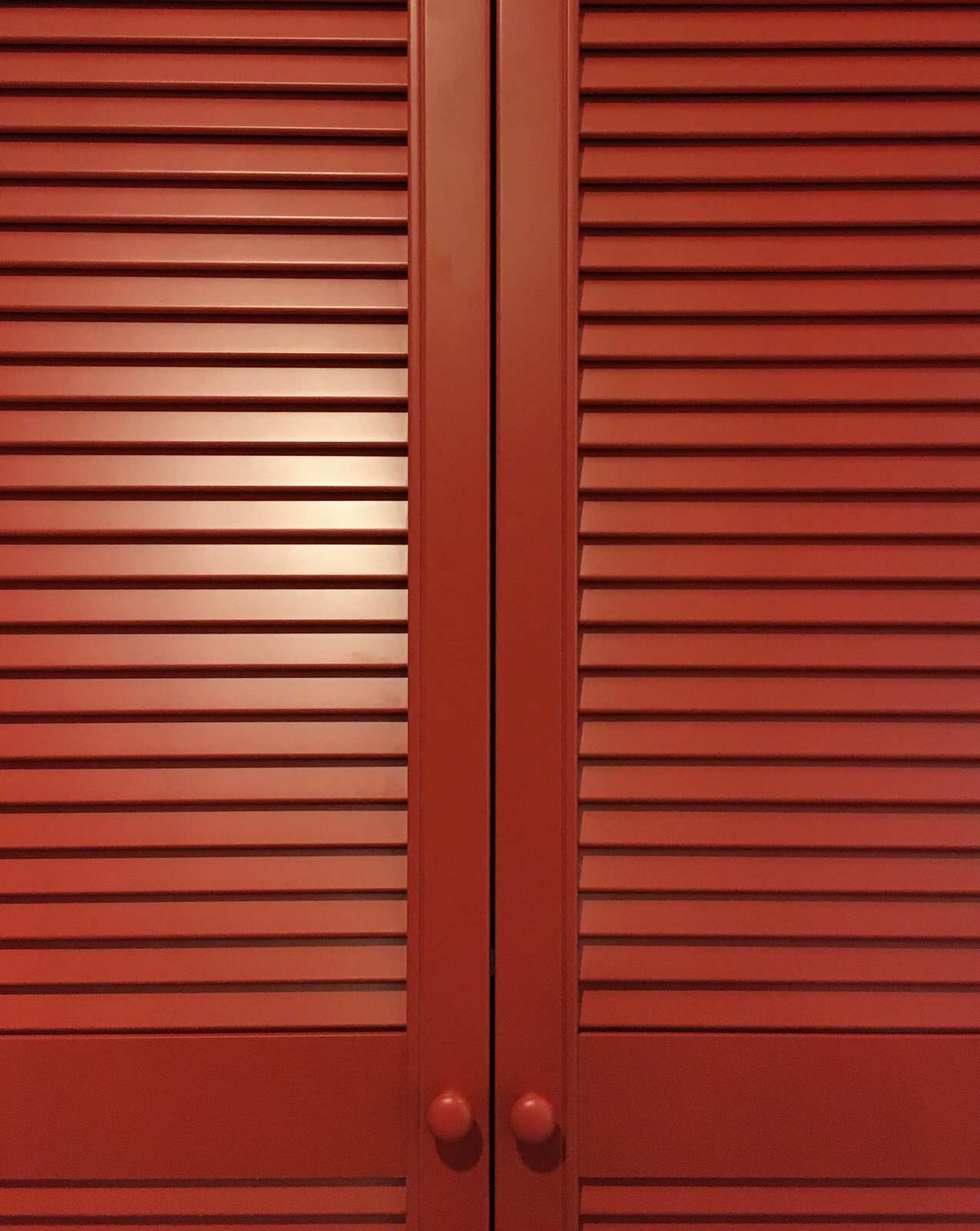 Красные жалюзийные двери в гардеробную для Анны