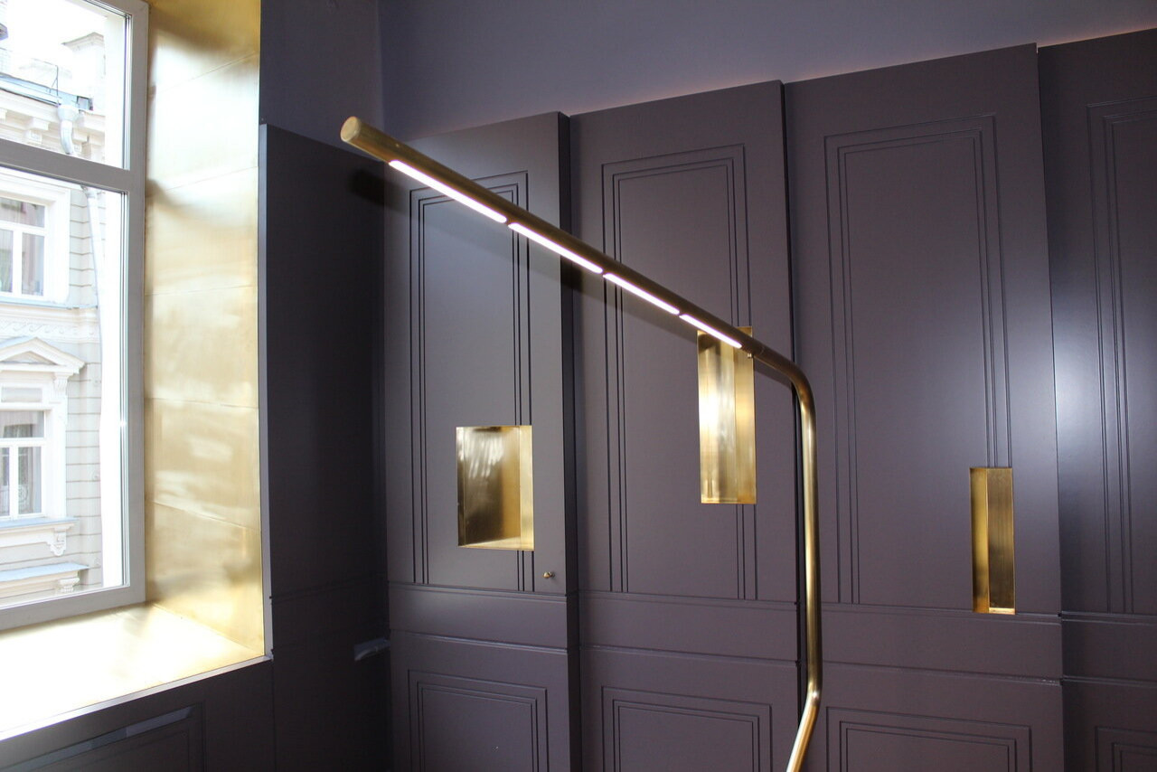 Стильный кабинет с латунными акцентами