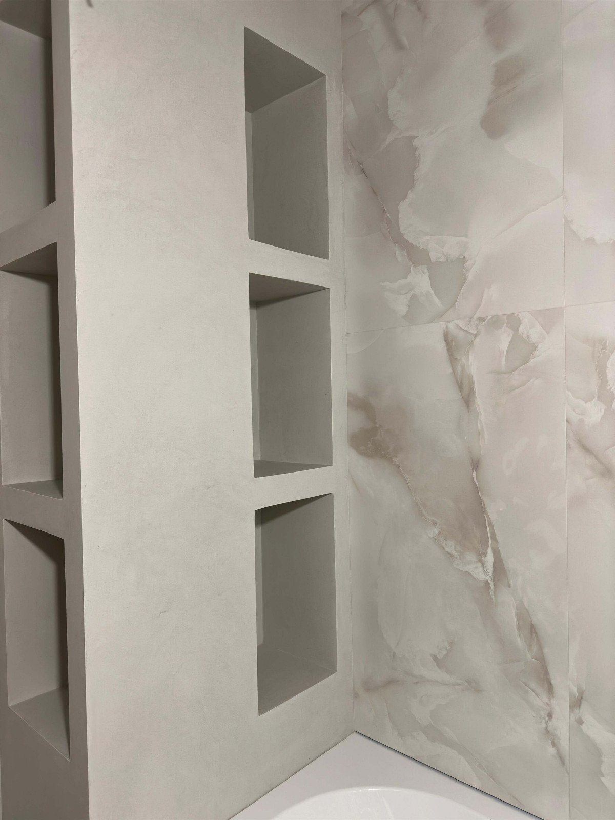 Отделка ванной комнаты декоративной штукатуркой с эффектом полицемента