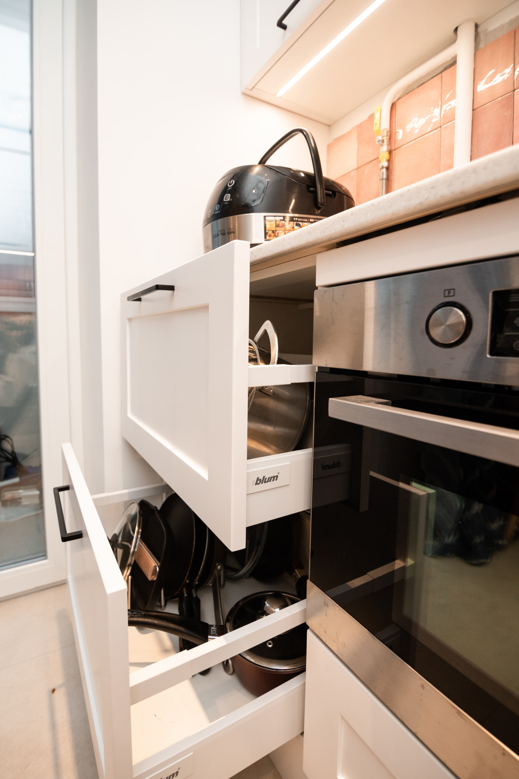 Белая небольшая кухня в стиле неоклассика