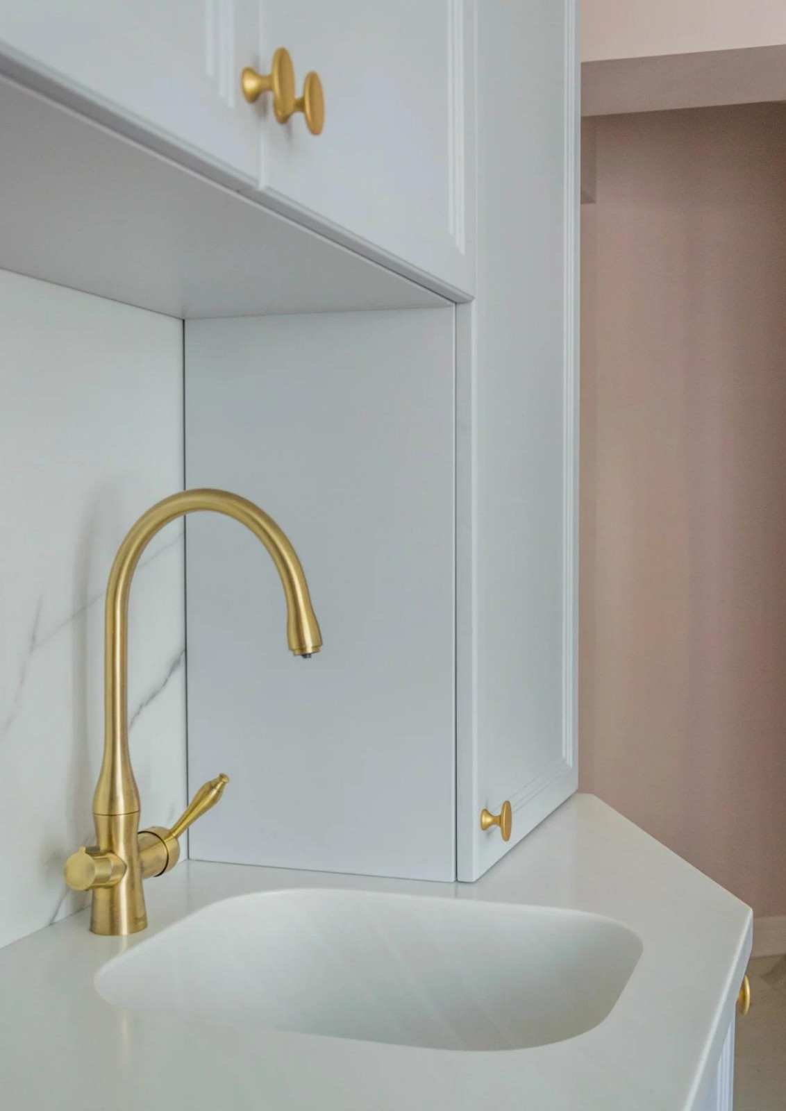 Голубой цвет в интерьере кухни: нежность и стиль